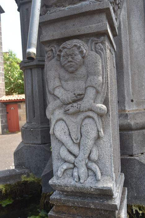 Détail d’un bas-relief remplaçant un élément disparu