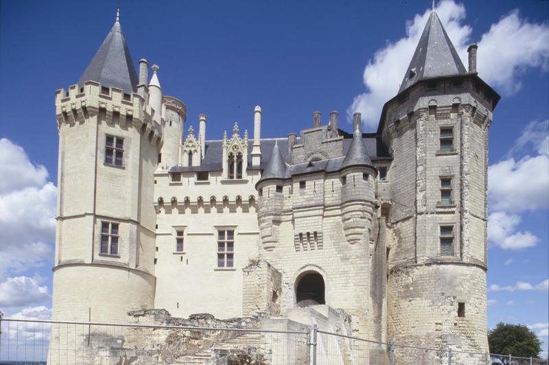 Façade principale, tours et châtelet d'entrée