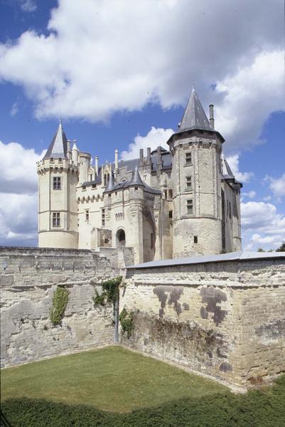 Façade principale, tours et châtelet d'entrée