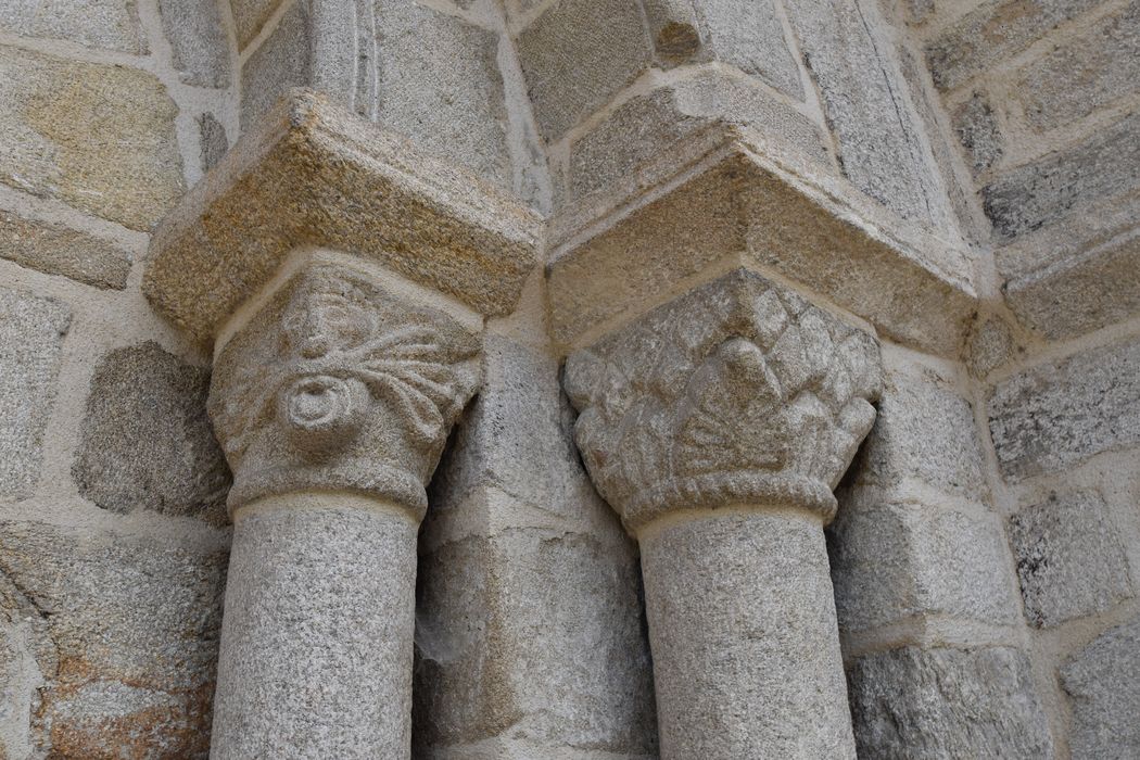 portail d’accès sud, détail des chapiteaux sculptés