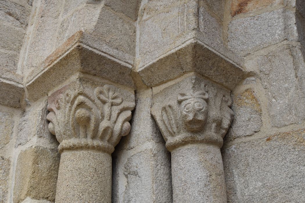 portail d’accès sud, détail des chapiteaux sculptés