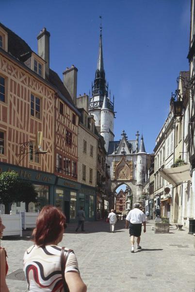 Ensemble est et tour sur une rue commerçante