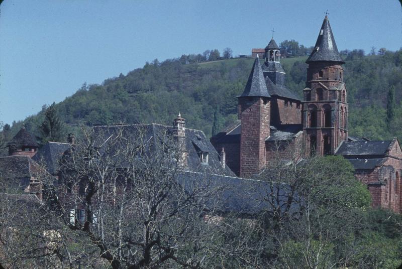 Clochers côté sud et maisons environnantes