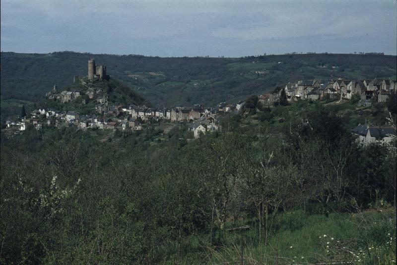 Vue générale du village et ruines du château