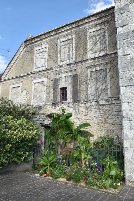 tronçon des remparts à la gauche de la porte de Paris ou de Samois, élévation ouest