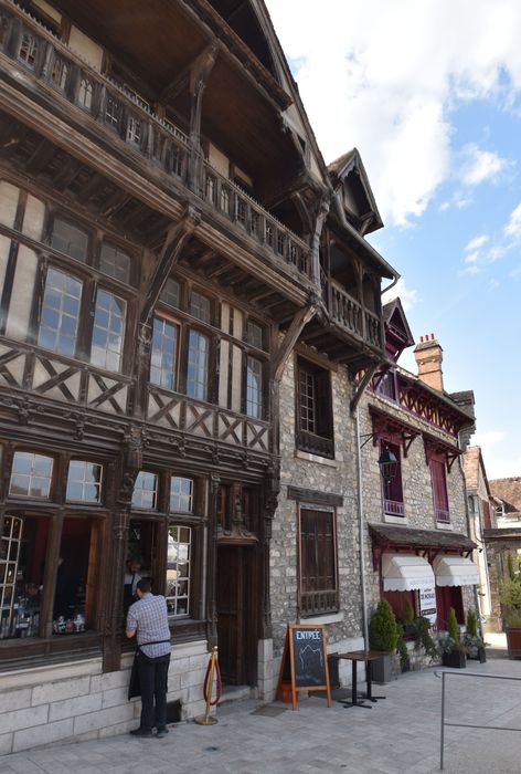 façades est sur la place