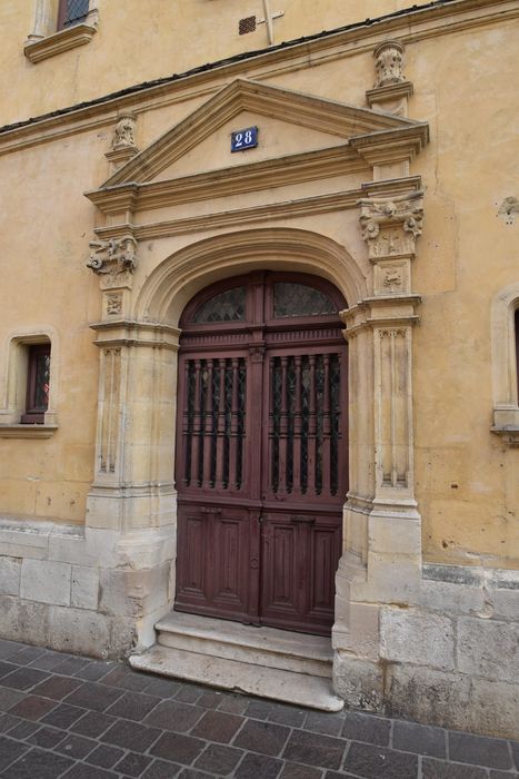 façade nord, porte d'accès sur rue