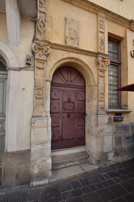 façade nord, porte d'accès sur rue