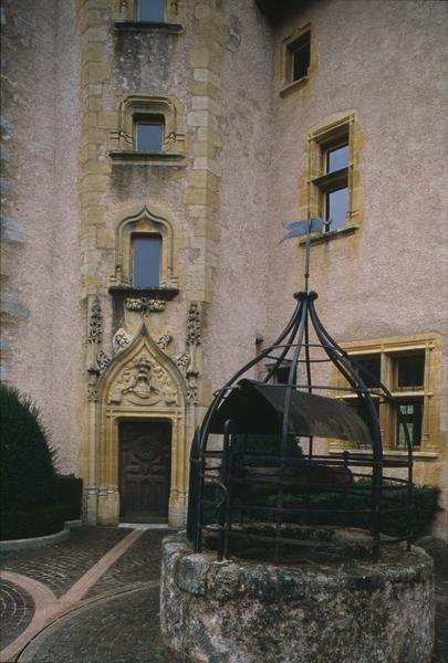 Façade nord sur cour : porte de la tourelle d'escalier, puits