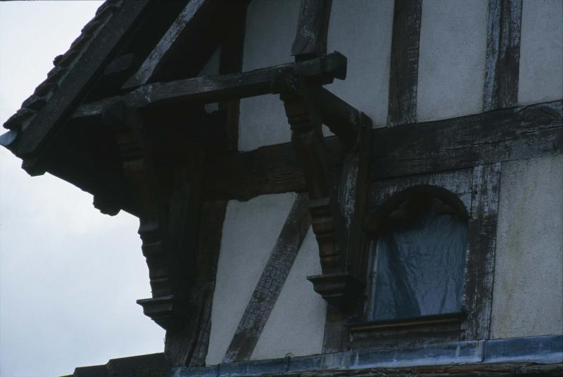 Assemblage en bois et fenêtre au-dessus du porche