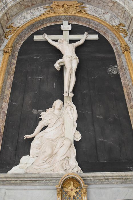 retable sud, haut-relief : Christ en croix avec sainte Marie-Madeleine