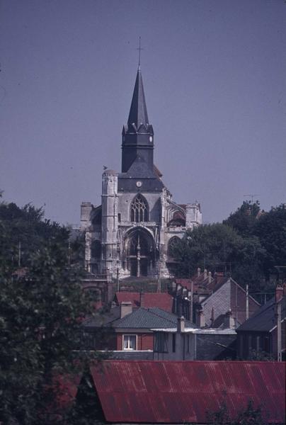 Ensemble ouest et maisons environnantes