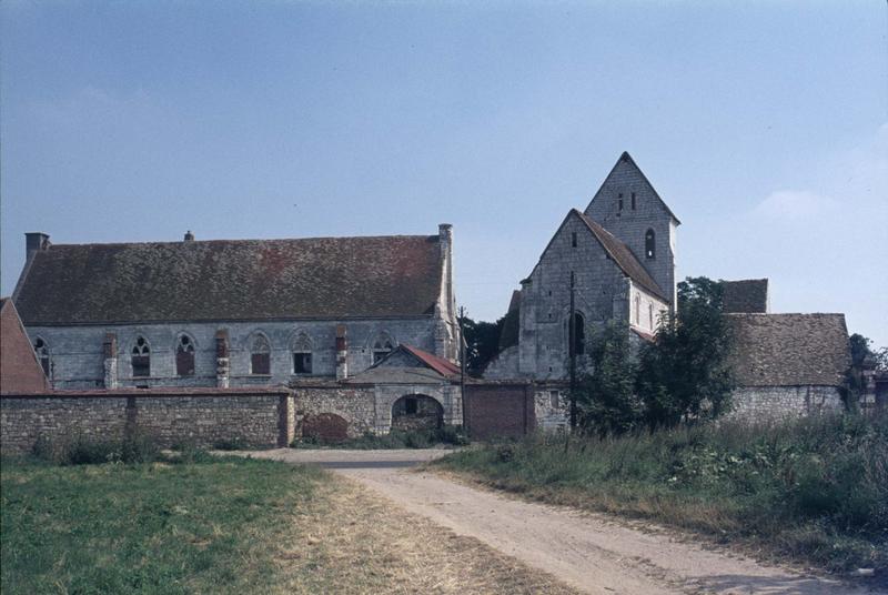 Le bâtiment principal, réfectoire-dortoir, ensemble est de l'église et la grange aux dimes