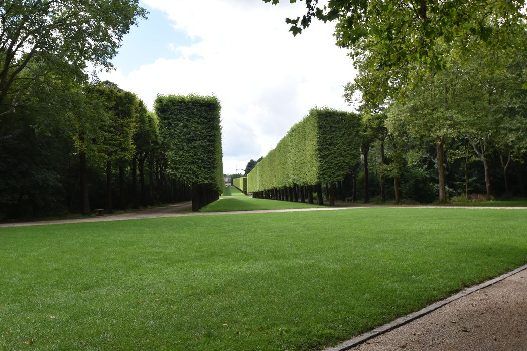 parc, grande perspective sur l'allée du pavillon de Hanovre depuis le grand canal