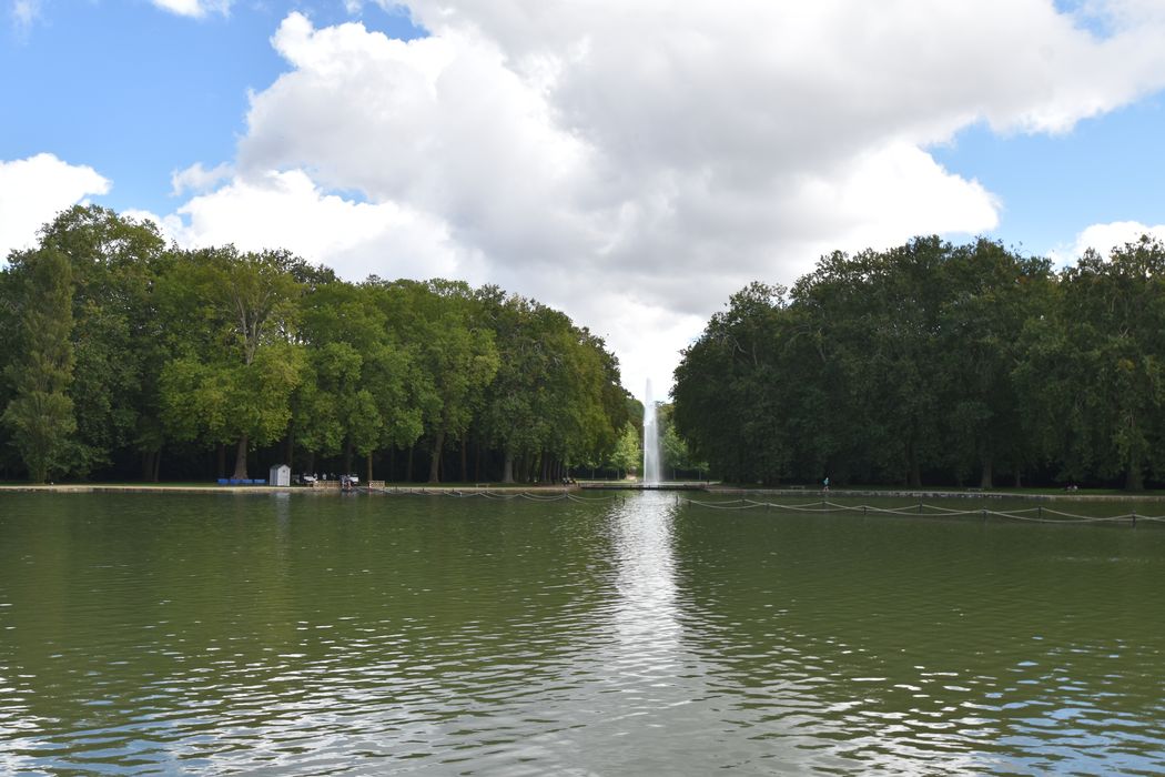 parc, grand jet d'eau depuis le bord ouest du grand canal