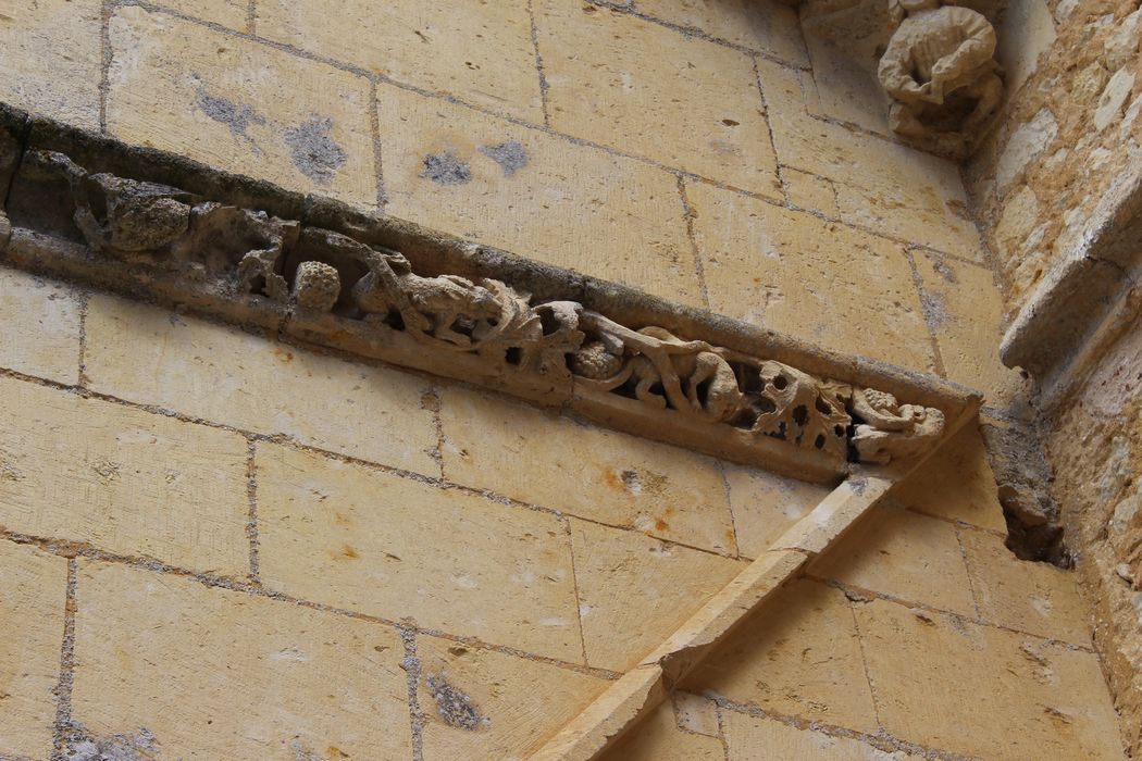 logis des moines, porte d'accès à tourelle d'escalier, détail d'un bandeau sculpté