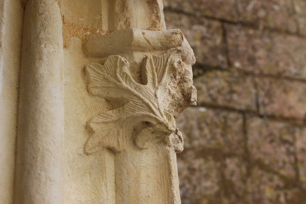 logis des moines, détail d'un chapiteau sculpté (encadrement d'une baie ?)