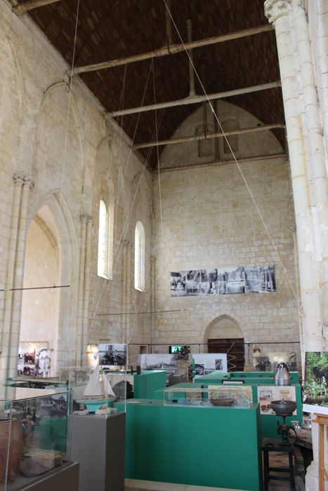 église, nef, vue partielle