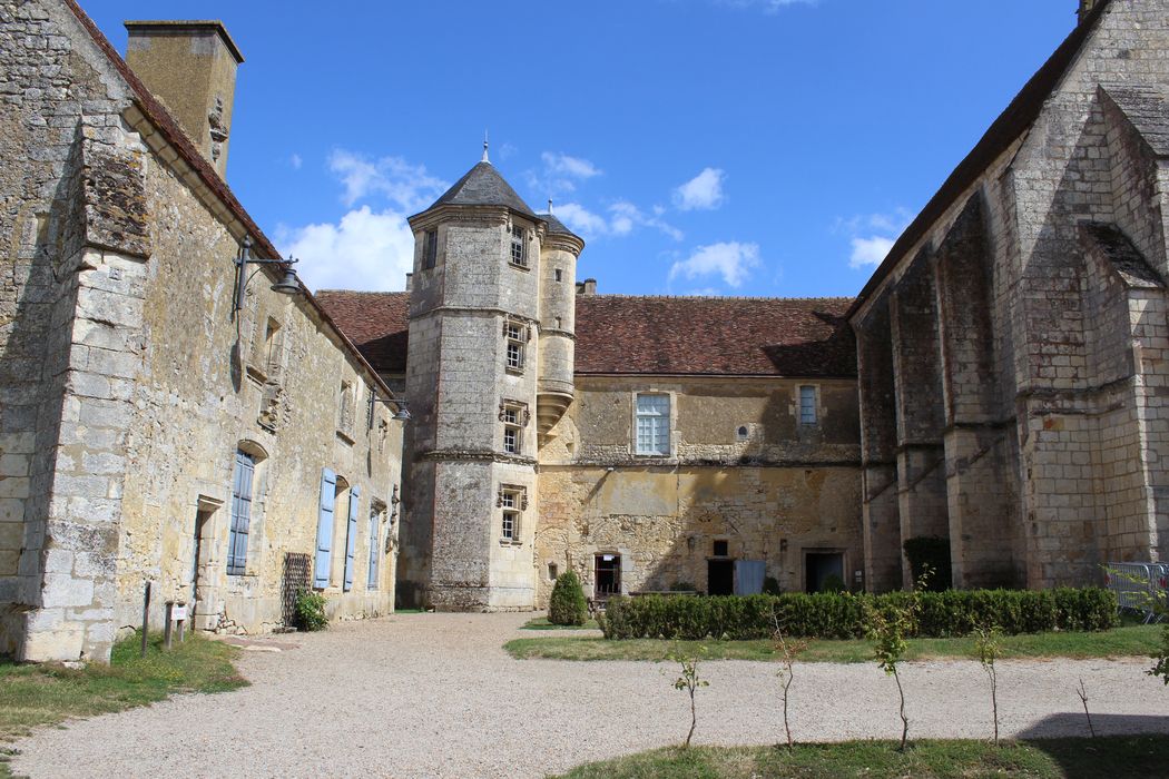 logis des moines, façade ouest, logis du prieur (à gauche), façade sud