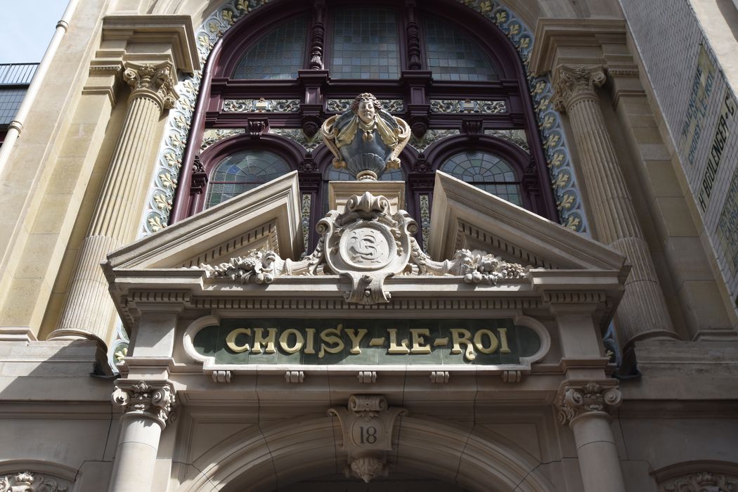 façade sur rue, fronton du portail monumental