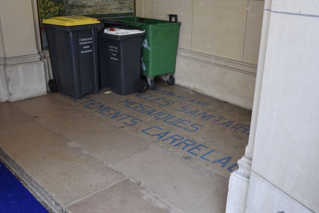 passage entre la rue et le rez-de-chaussée, détail de l'inscription sur le sol