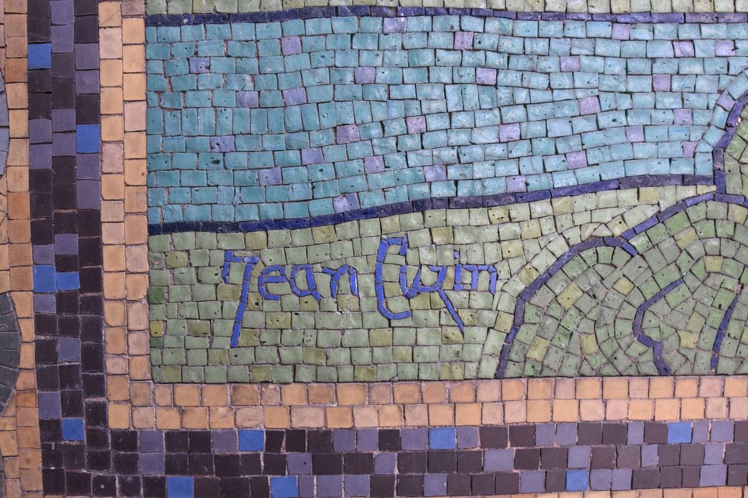 mosaïque sur le retour du mur de l'immeuble mitoyen sur rue, détail