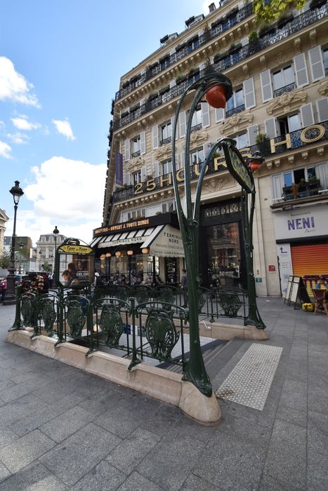 Entrée du métro au niveau du n°12