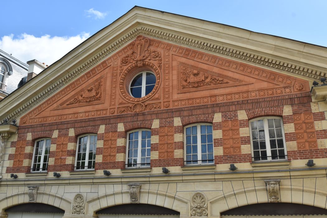 façade sur rue, détail du fronton