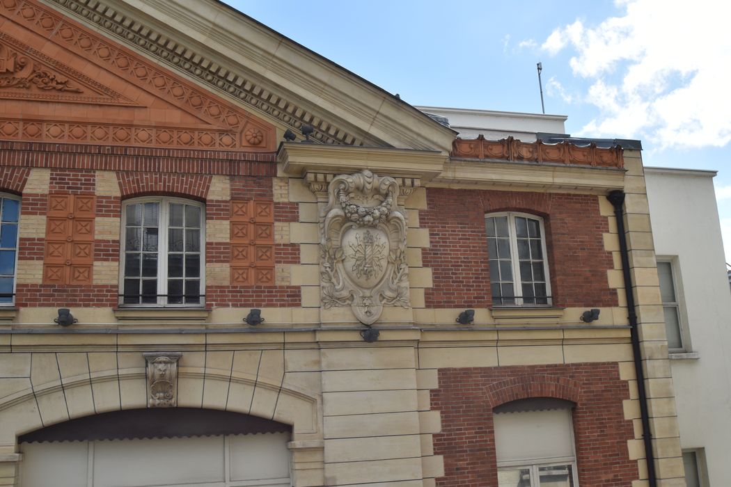 façade sur rue, détail d'un bas-relief décoratif