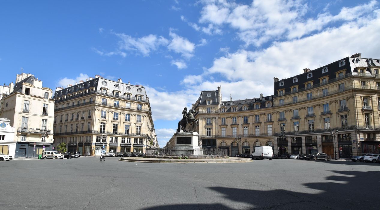 vue générale de la place depuis la rue de la Feuillade à l'Ouest en direction de l'Est