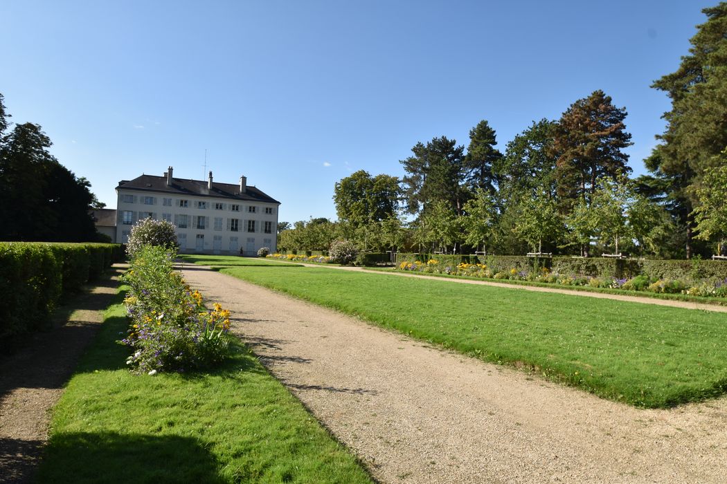 jardin, parterres situés au sud du pavillon de l'Aurore