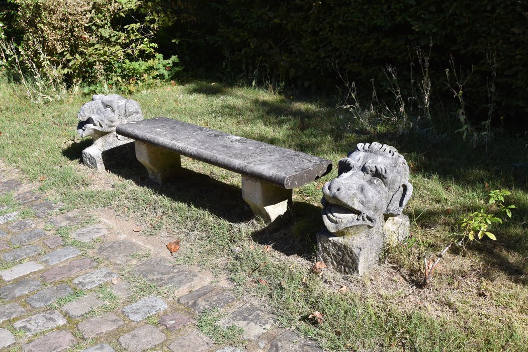 banc encadré par deux consoles sculptées