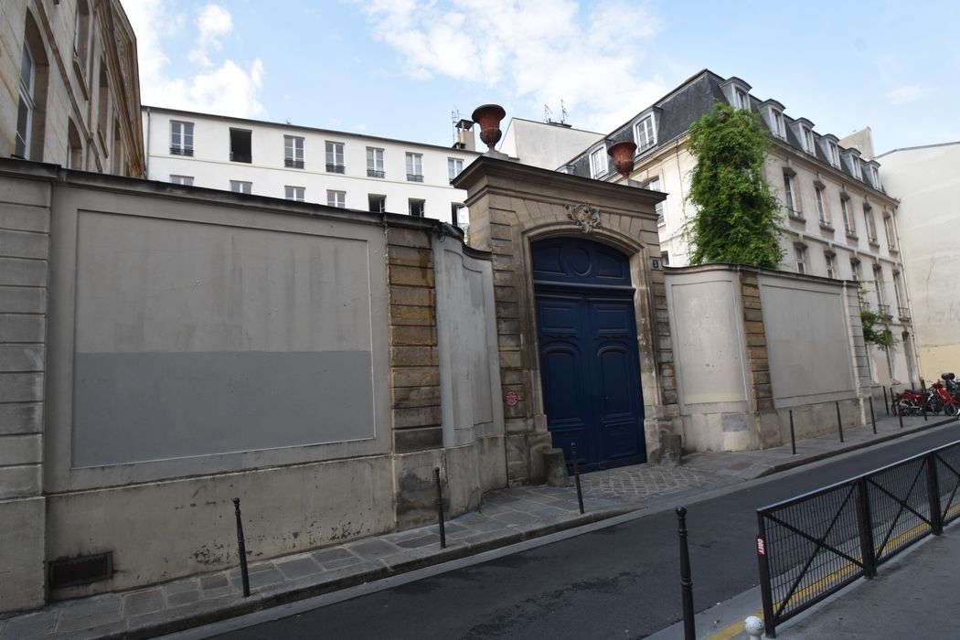 portail monumental d'accès sur rue à la cour intérieure