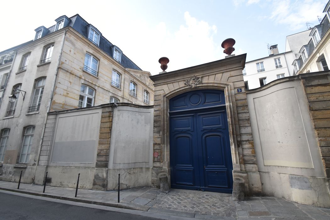 portail monumental d'accès sur rue à la cour intérieure