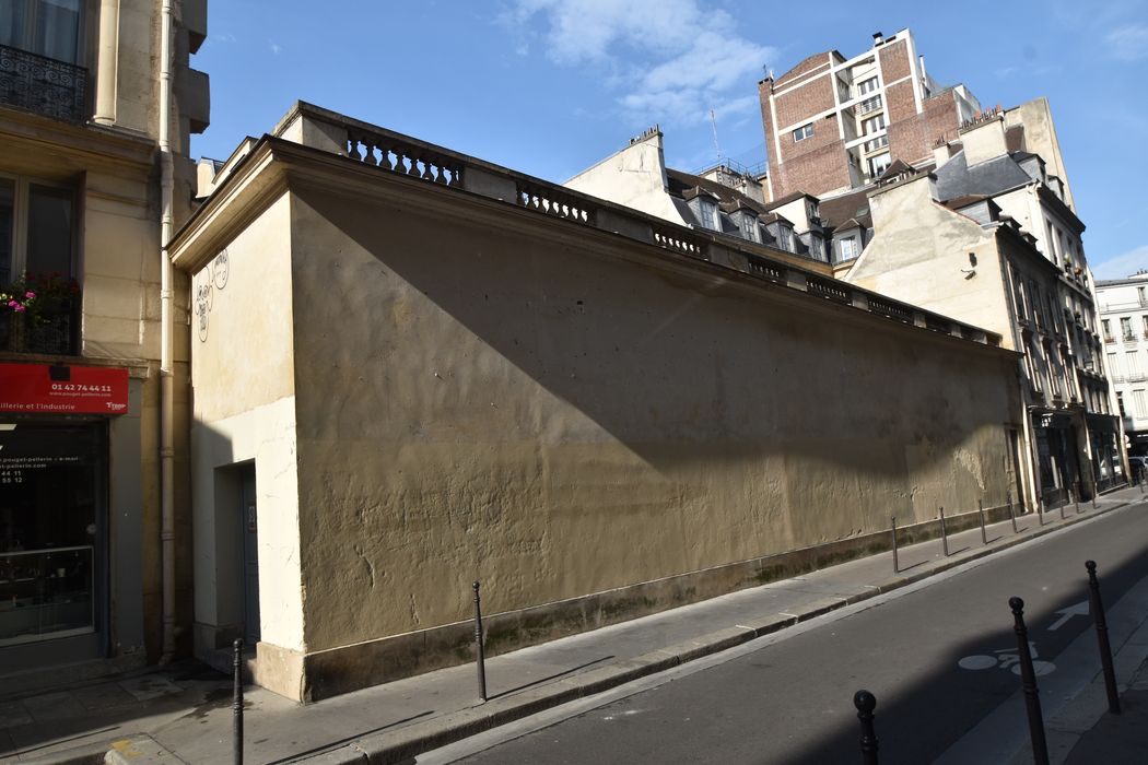 mur de clôture fermant la cour sur la rue de Montmorency