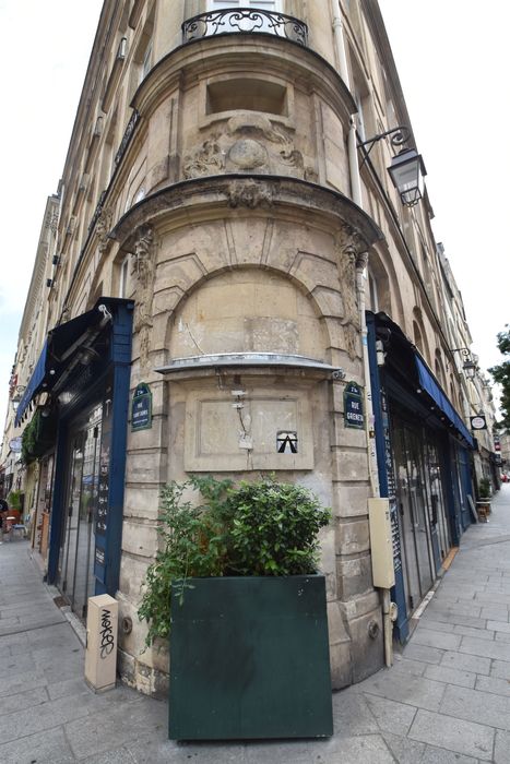 détail de la façade à l’angle des rues Greneta et Saint-Denis