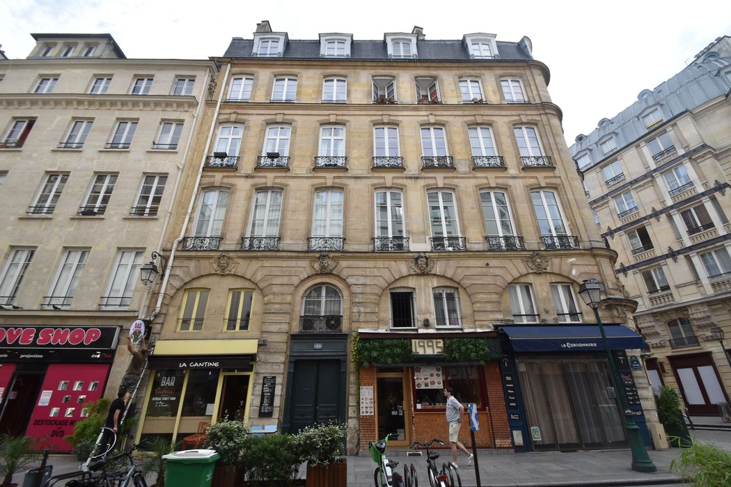 façade sur la rue Saint-Denis