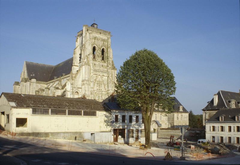 Ensemble nord-ouest sur une place en travaux