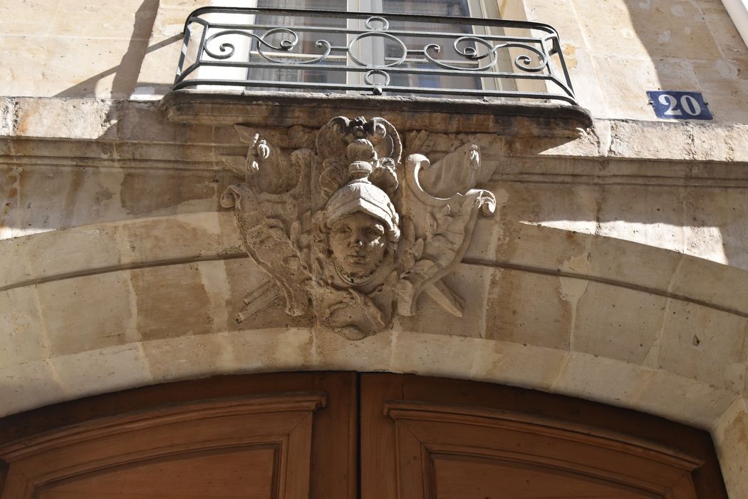 façade sur rue, détail de l’agrafe du portail d’accès sur rue