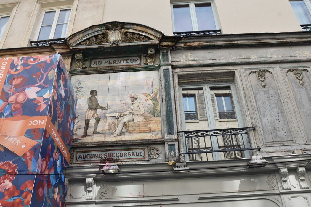 façade sur rue, vue partielle de la devanture