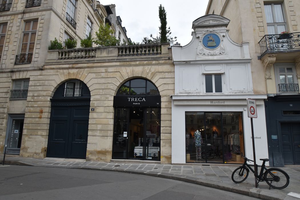 façade sur rue, vue partielle