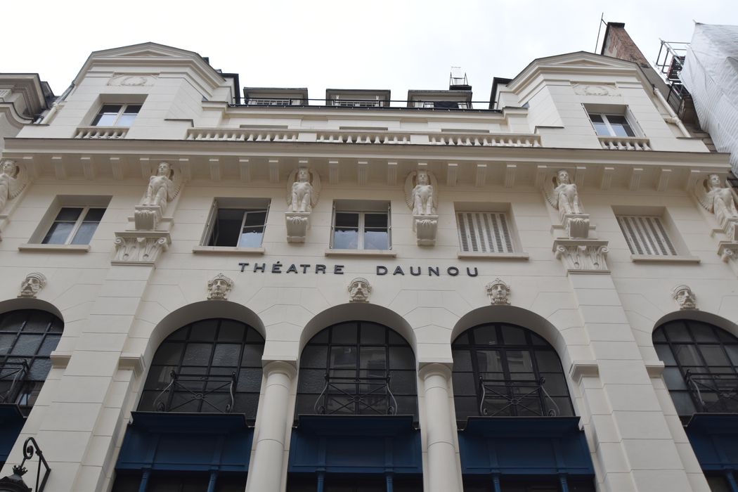 façade sur rue, vue partielle