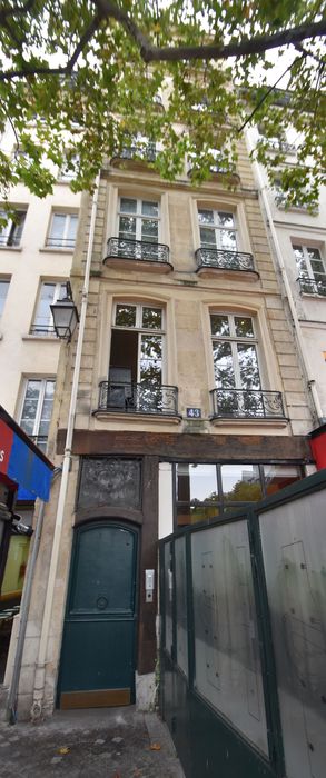 façade sur rue, vue partielle