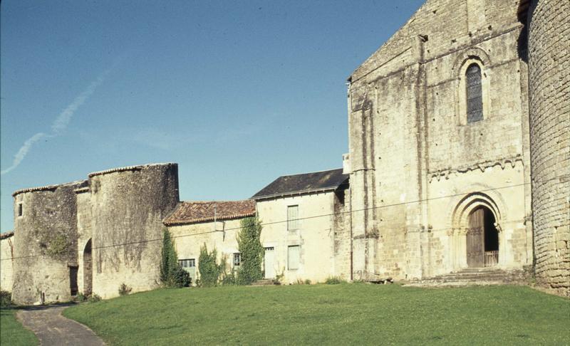 Façade ouest et poterne du château