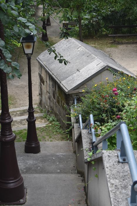 vue partielle du bâtiment depuis la rue des Cascades