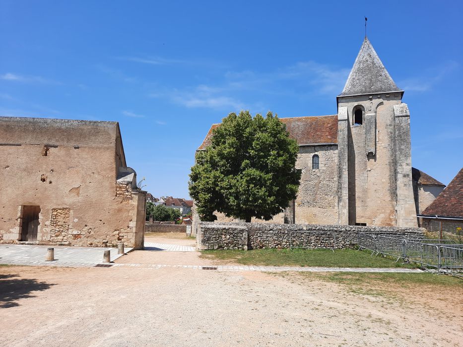 vue générale de l’église depuis la cour du château à l’Est