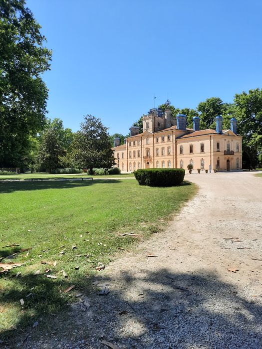 vue générale du château dans son environnement depuis le Sud-Est