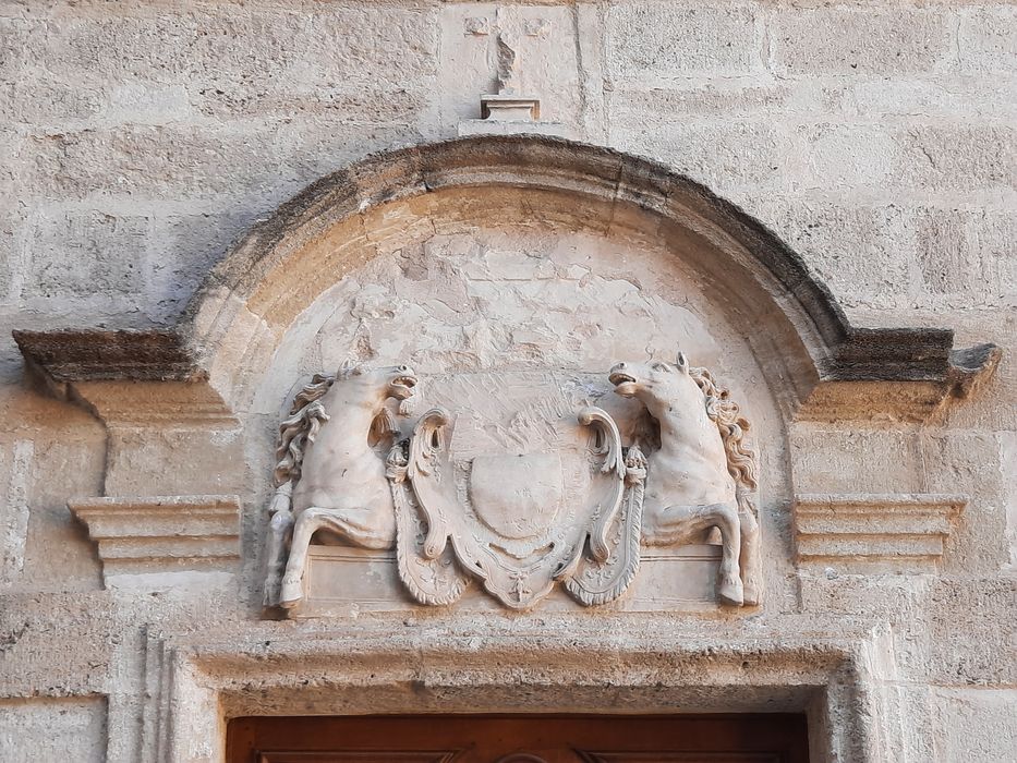 façade sud sur la cour est, porte d’accès, détail du tympan