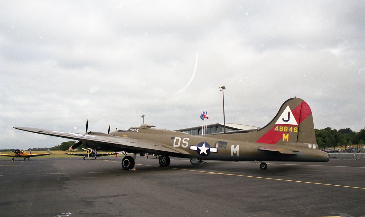 avion bombardier quadrimoteur Boeing B 17 G 85 Pink Lady immatriculé F-AZDX