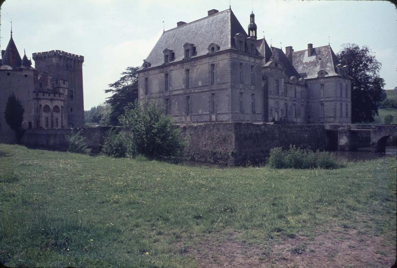 Ensemble et donjon sur parc